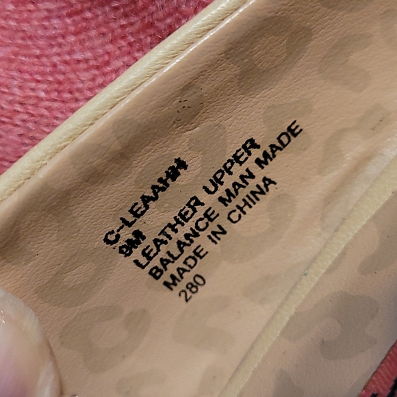 Betsy Johnson ruffled spiked leather pumps beige/tan - Picture 6 of 13